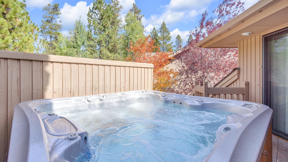 Rocky Mountain 9 - carbon neutral hotel in Bend