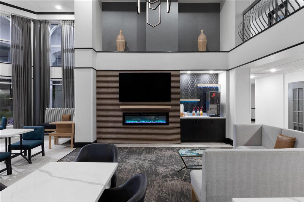 La Quinta Inn & Suites by Wyndham Houston Bush IAH South - photo 9