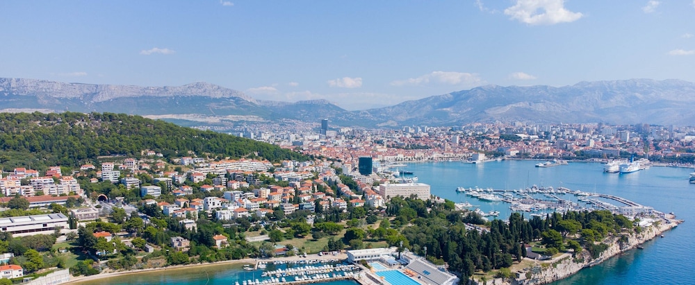 Beachfront apartment Drazen with garden and parking — 4-Star Luxury Hotel in Split, Croatia
