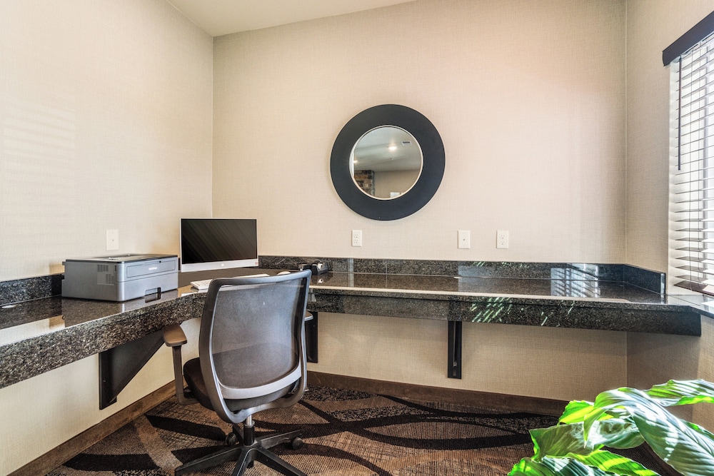 Cobblestone Hotel & Suites Newport - photo 54