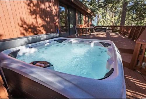Luna Cabin 5BR Hot Tub A C Game Room EV Charger — 4-Star Luxury Hotel in Tahoe Vista, United States