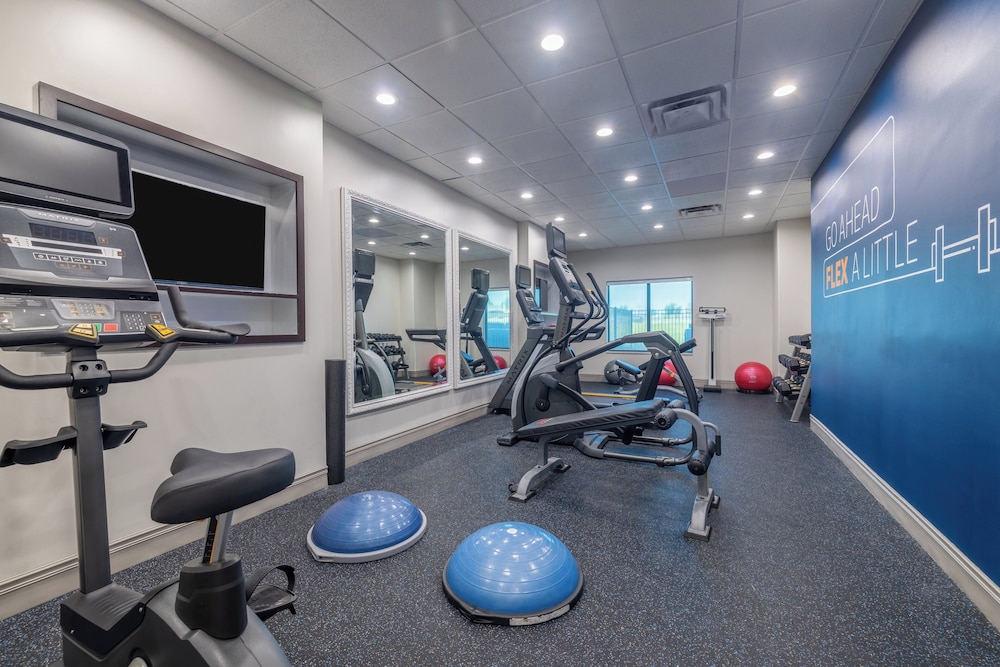 Holiday Inn Express and Suites Kansas City Airport by IHG - photo 29