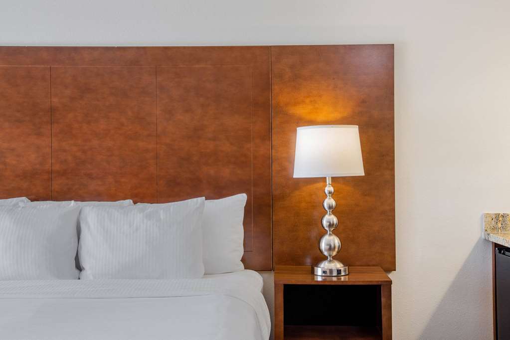 La Quinta Inn & Suites by Wyndham Oakland Hayward - photo 17