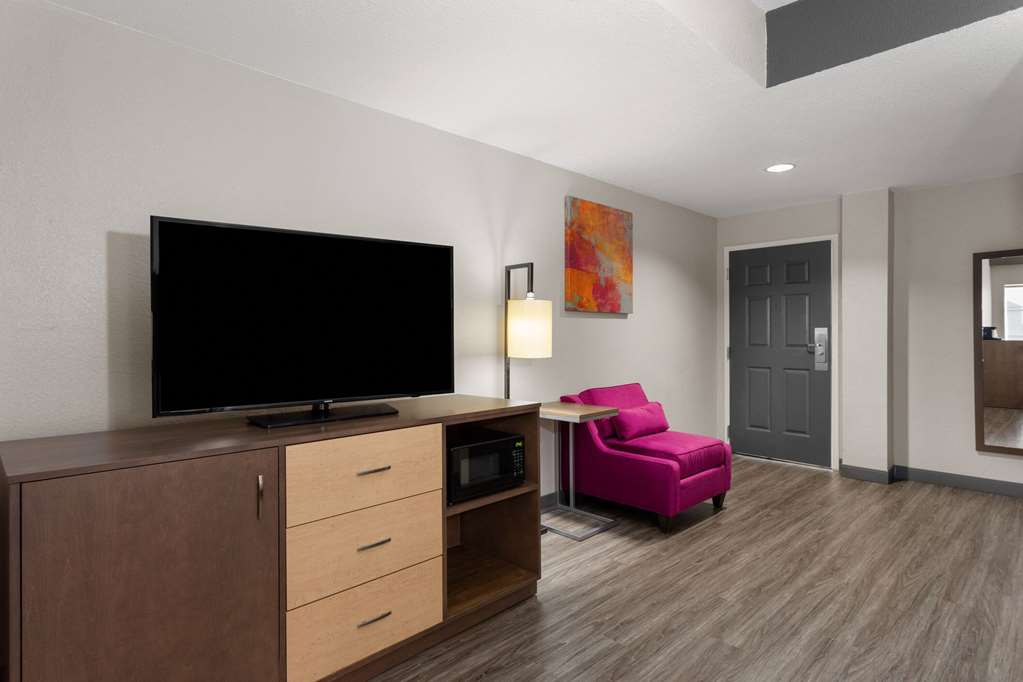 La Quinta Inn & Suites by Wyndham Ft. Pierce - photo 21