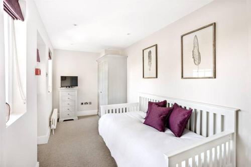 Central Harrogate Townhouse Apartment with Parking
