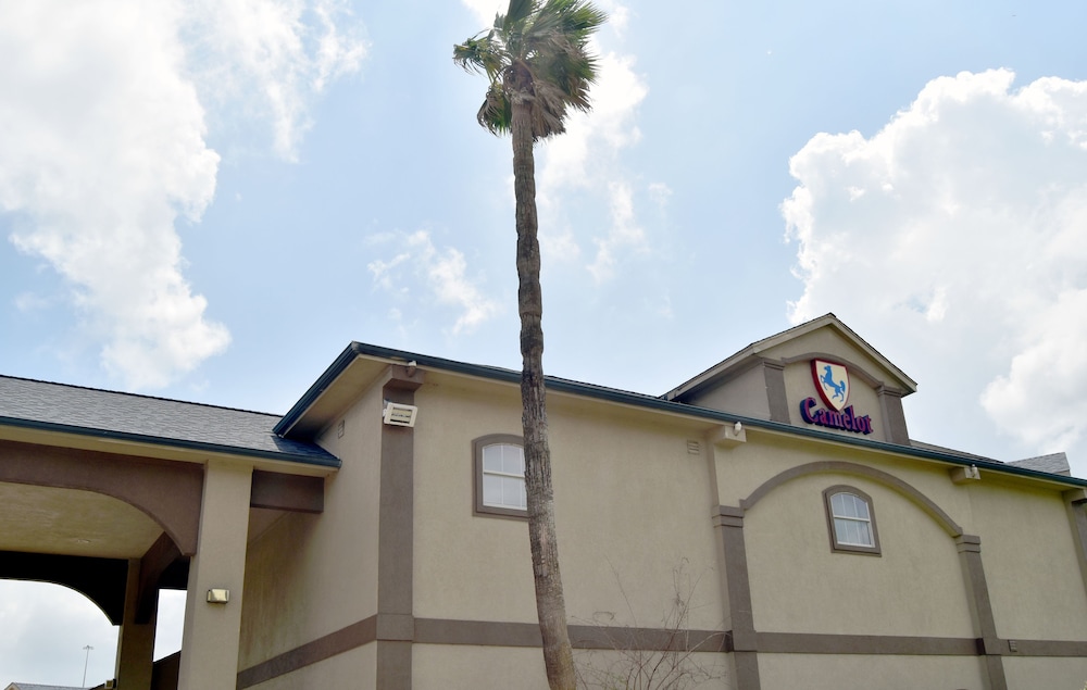 Camelot Inn & Suites Highway 290 NW Freeway - photo 29