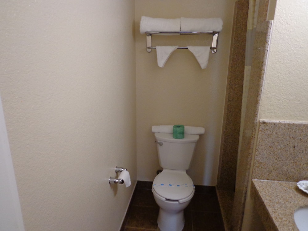 Economy Inn Express Warren - photo 11