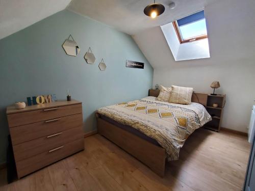 Studio Grand Lit 160 Tout Equipe Wifi — hotel in Le Creusot