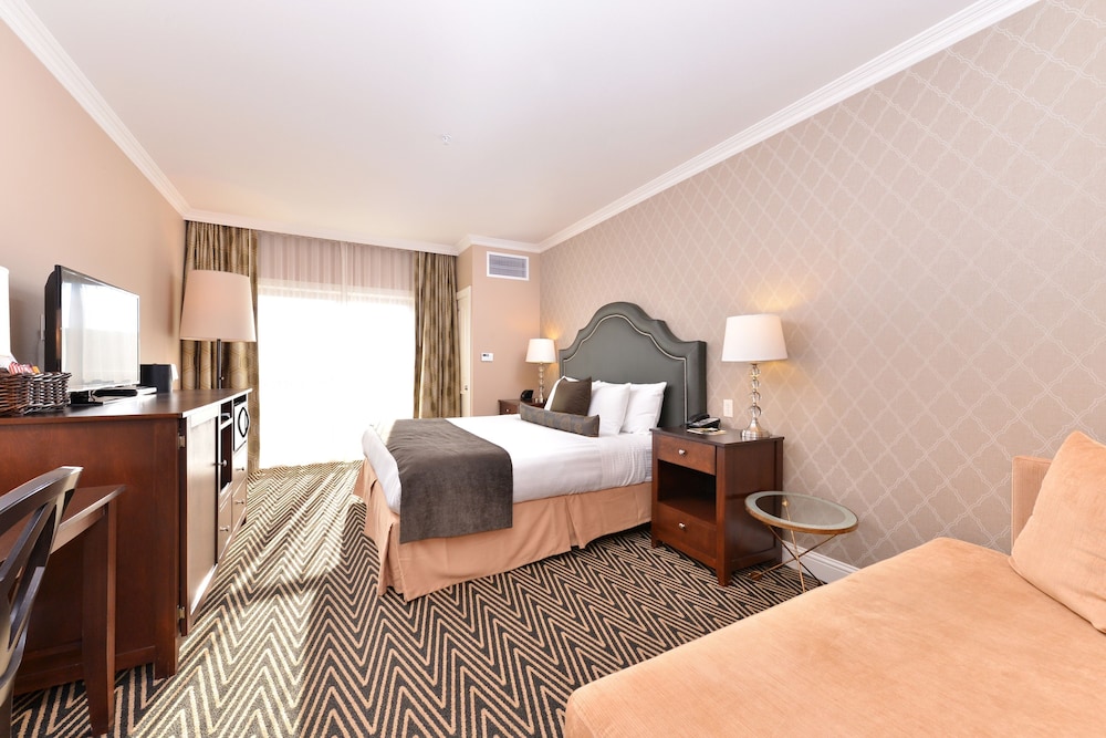 Majestic Inn & Spa - photo 21