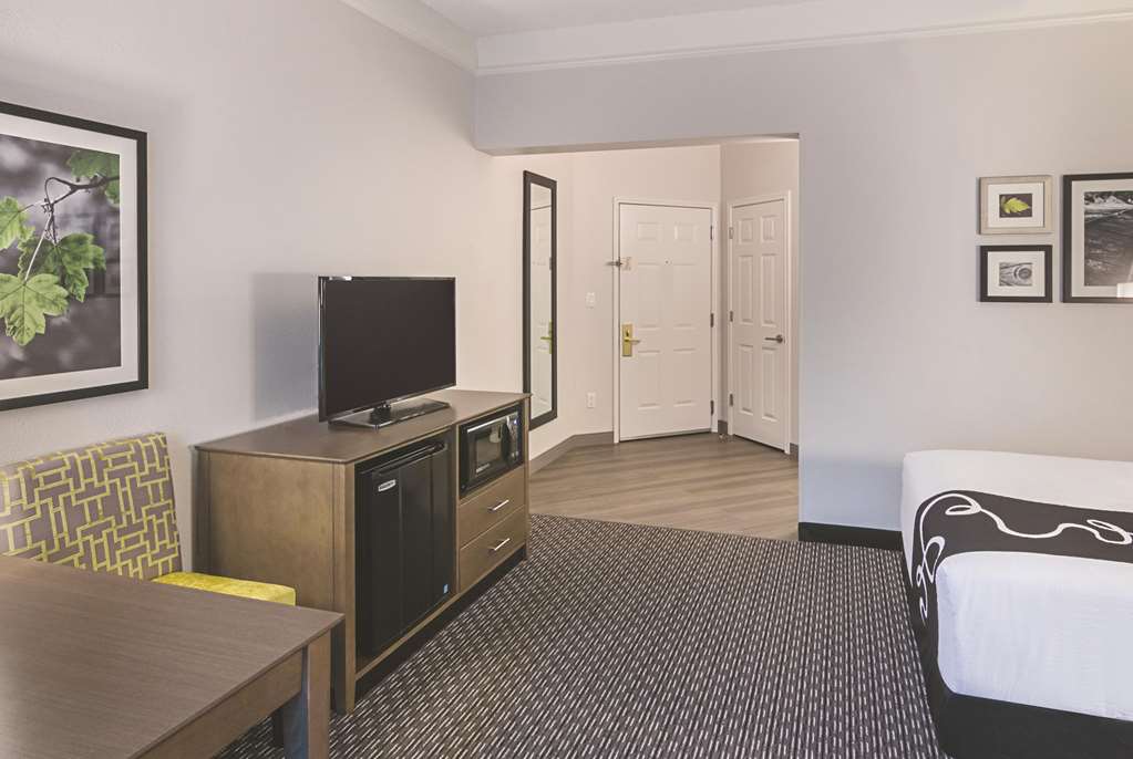 La Quinta Inn & Suites by Wyndham Orlando UCF - photo 21