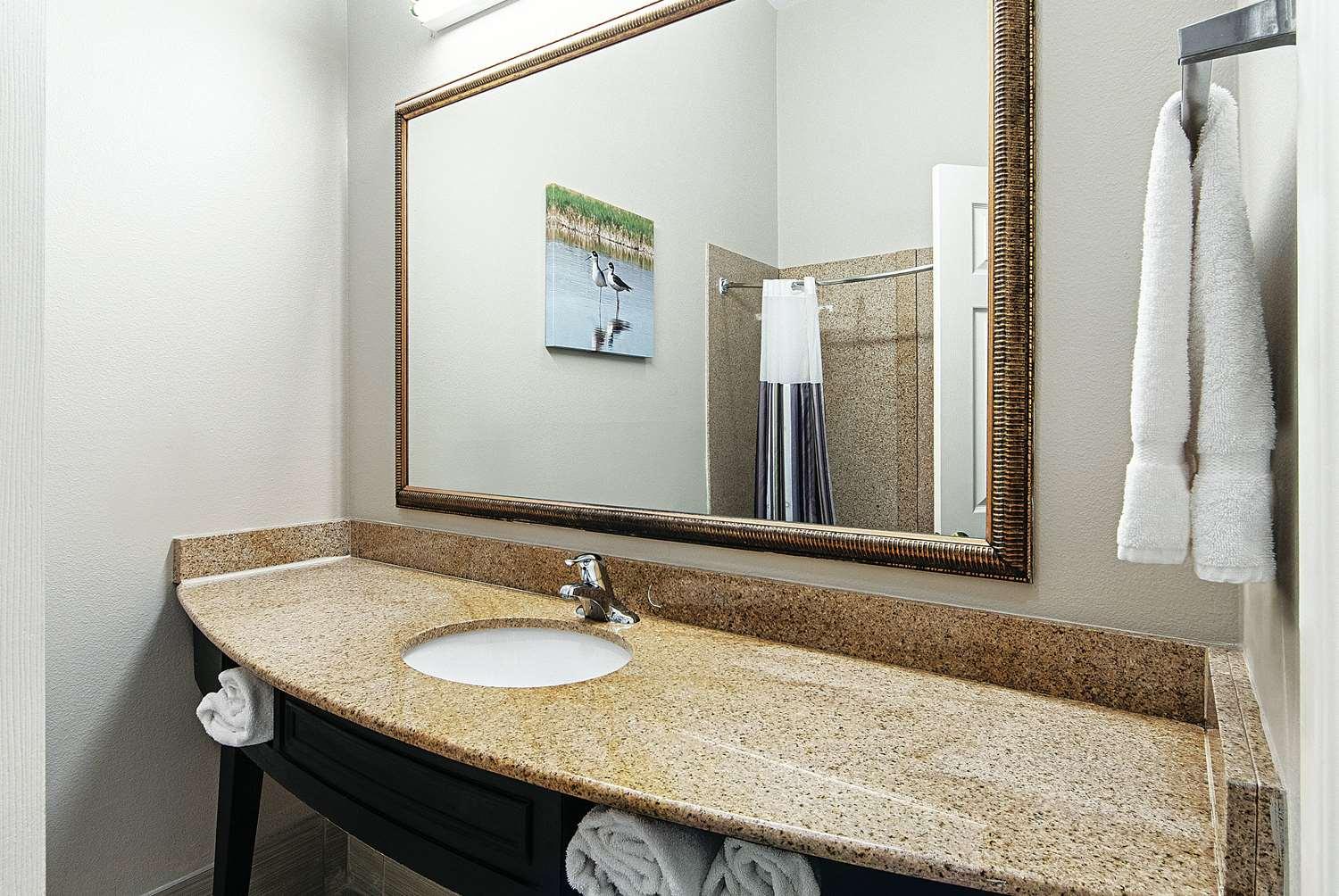 La Quinta Inn & Suites by Wyndham Alamo McAllen East - photo 20
