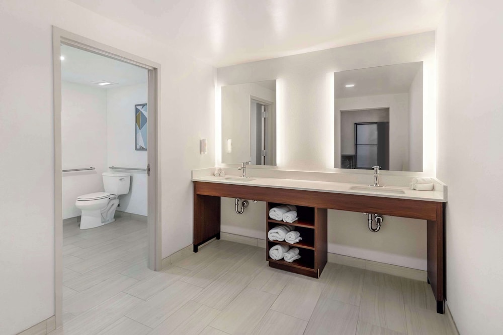 Comfort Suites Titusville near Kennedy Space Center - photo 5