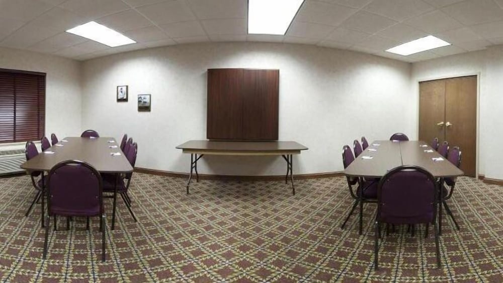 Holiday Inn Express Hotel & Suites Fort Atkinson by IHG - photo 22
