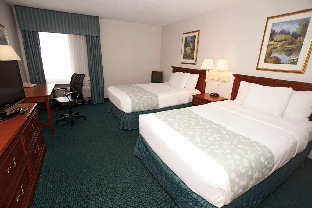La Quinta Inn & Suites by Wyndham Chicago Gurnee - photo 17