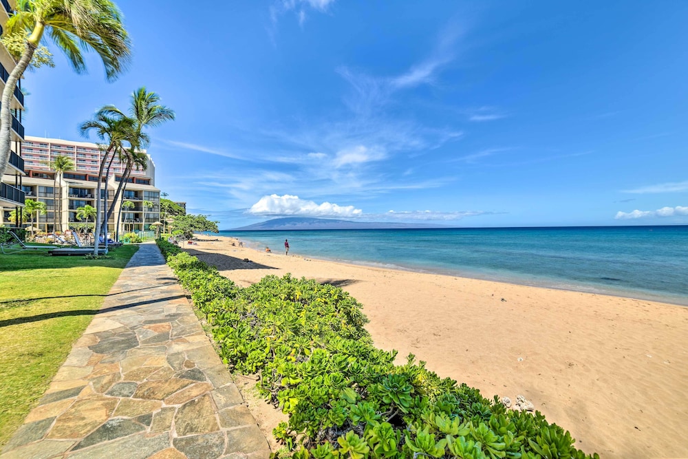 Cute Beachfront Condo w Lanai & Resort Pools — hotel in Ka'anapali