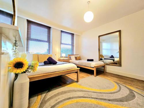 King's Cross & Angel Area 4 Bedrooms Home with 7 beds & Private Rooftop Walk to St Pancras International — 4-Star Luxury Hotel in London, United Kingdom