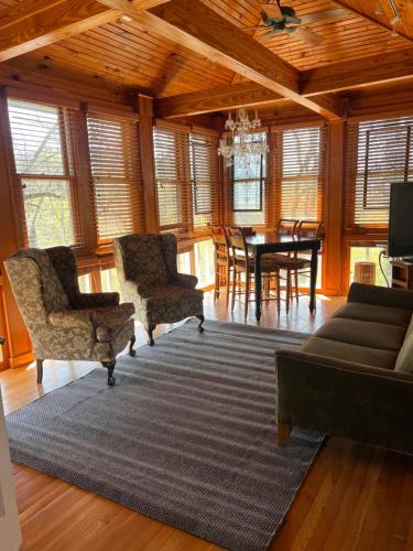 Downtwn Crystal Terrace Piedmont in Eureka Springs, United States