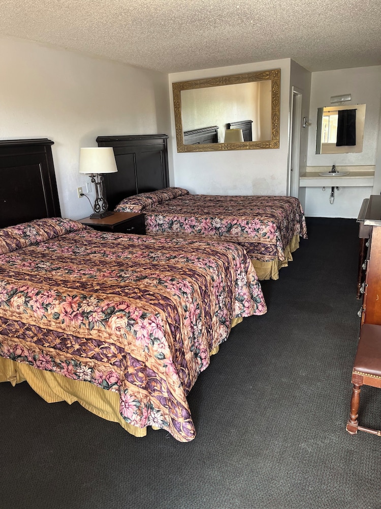 Glen Rose Inn and Suites - photo 16