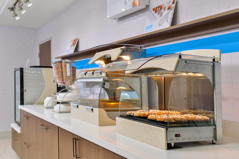 Holiday Inn Express & Suites Siloam Springs by IHG - photo 42