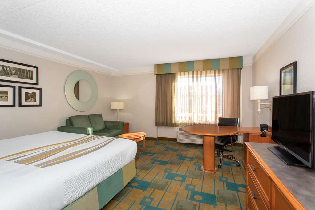 La Quinta Inn & Suites by Wyndham Denver Southwest Lakewood - photo 15