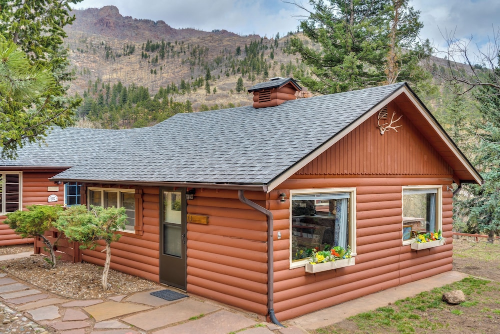 Mountain Retreat at Base of Pikes Peak