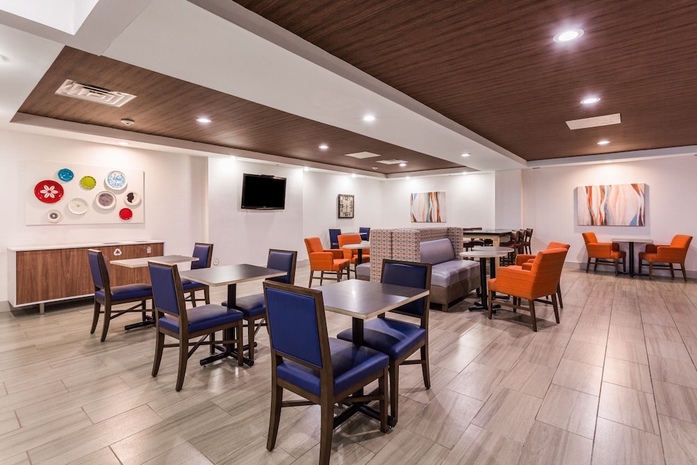 Holiday Inn Express and Suites Petersburg Fort Lee by IHG - photo 35