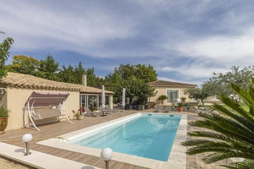 Villa Mireillo — 4-Star Luxury Hotel in Noves, France