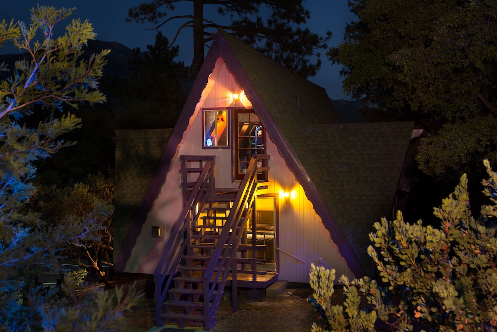 Hicksville Pines Chalets & Motel in Idyllwild, United States