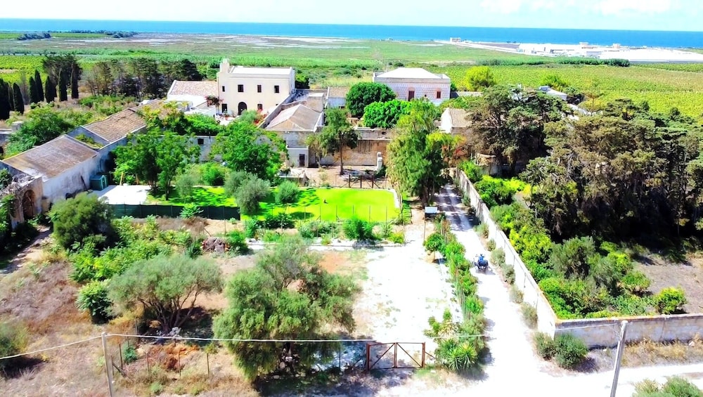 B & B Giardino del Mare — 4-Star Luxury Hotel in Petrosino, Italy