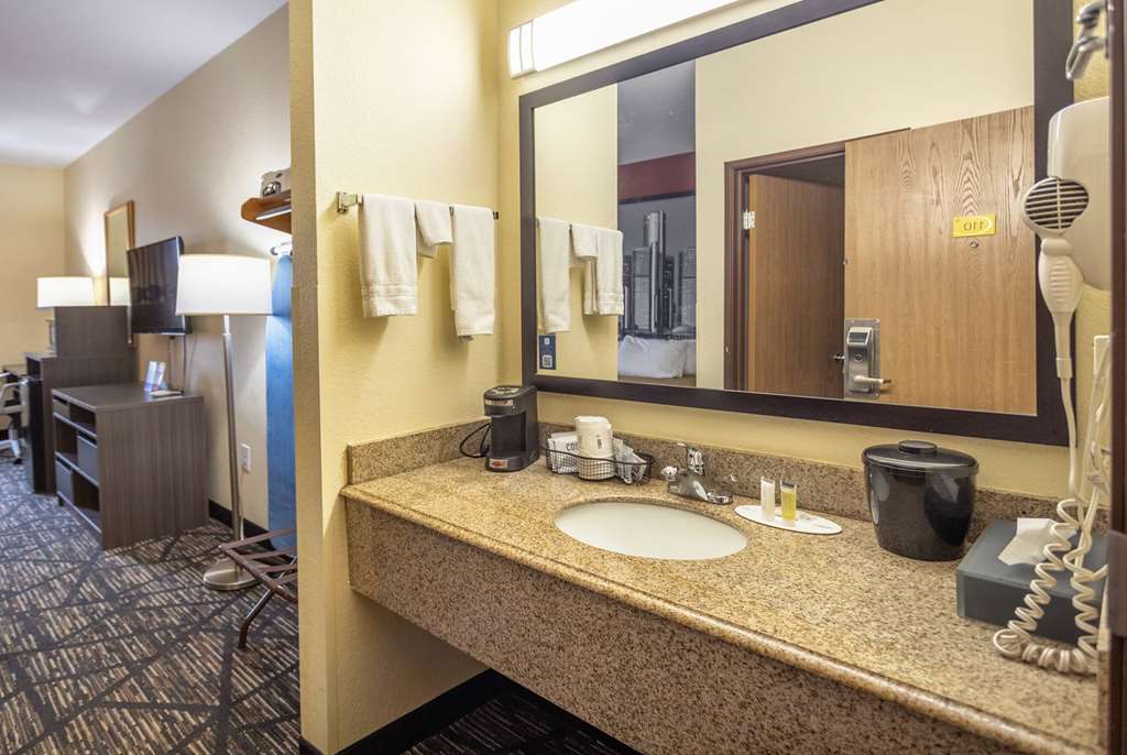 Super 8 by Wyndham Big Rapids - photo 37