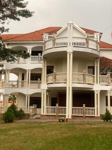 The Forest House Kawuku Bunga — 4-Star Luxury Hotel in Kampala, Republic of Uganda