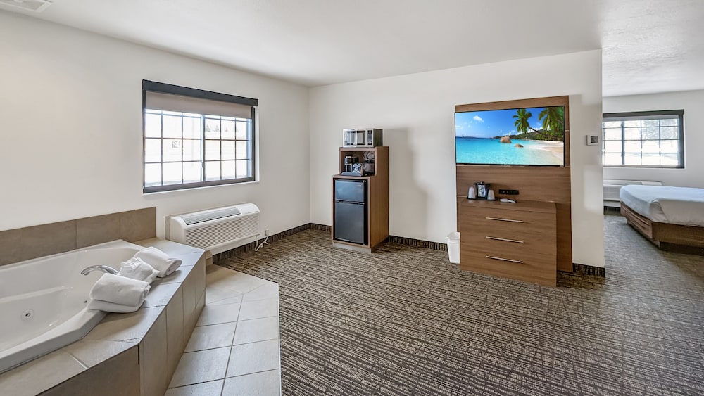 Estherville Hotel & Suites - photo 40
