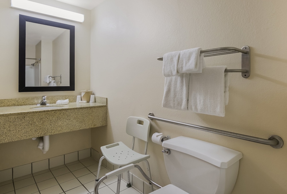 Red Roof Inn & Suites Knoxville East - photo 17