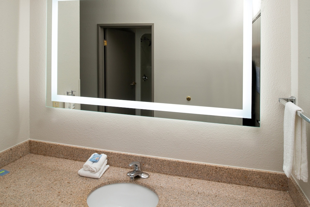 Holiday Inn Express Suites Farmington - photo 46