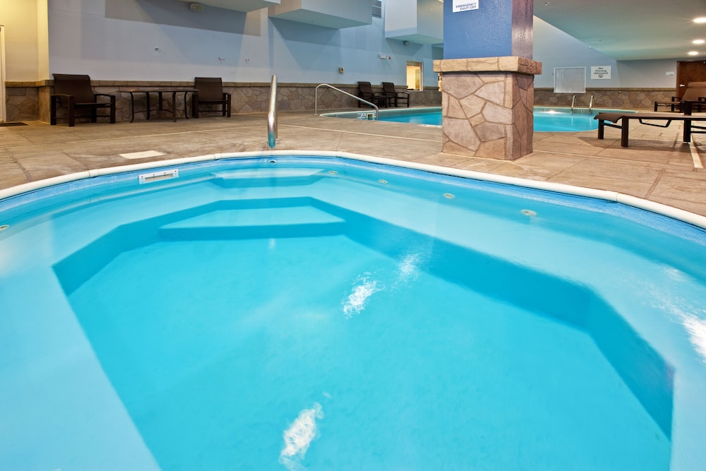 Holiday Inn Express Hotel & Suites Bedford by IHG - photo 17
