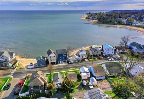 Beachy Bay Breeze Bungalow 2BR with parking and close to many amenities. — 4-Star Luxury Hotel in West Haven, United States