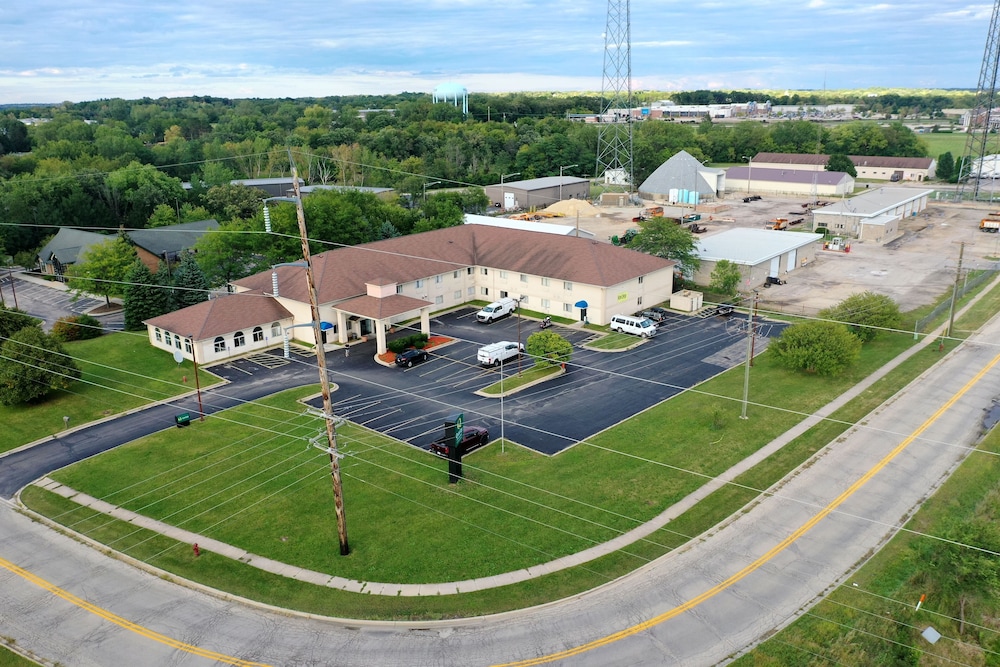Quality Inn & Suites Woodstock near Lake Geneva - featured photo