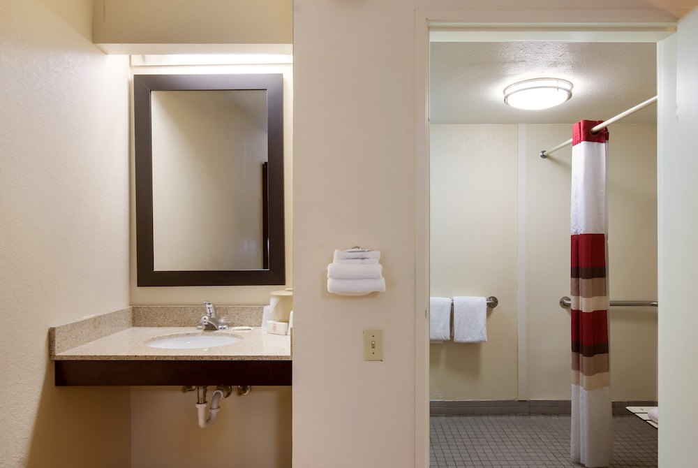 Red Roof Inn Grand Rapids Airport - photo 28