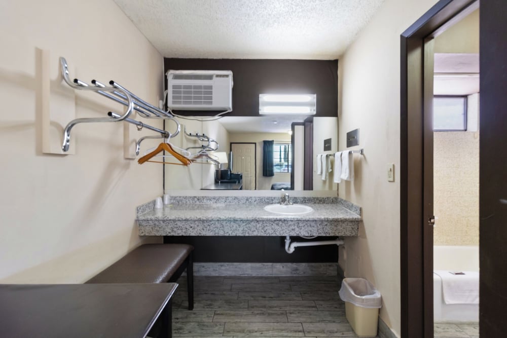 Economy Inn Barstow - photo 16