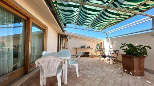 Bilocale In Piazza A Numana Casa Del Sole Sx — 4-Star Luxury Hotel in Numana, Italy