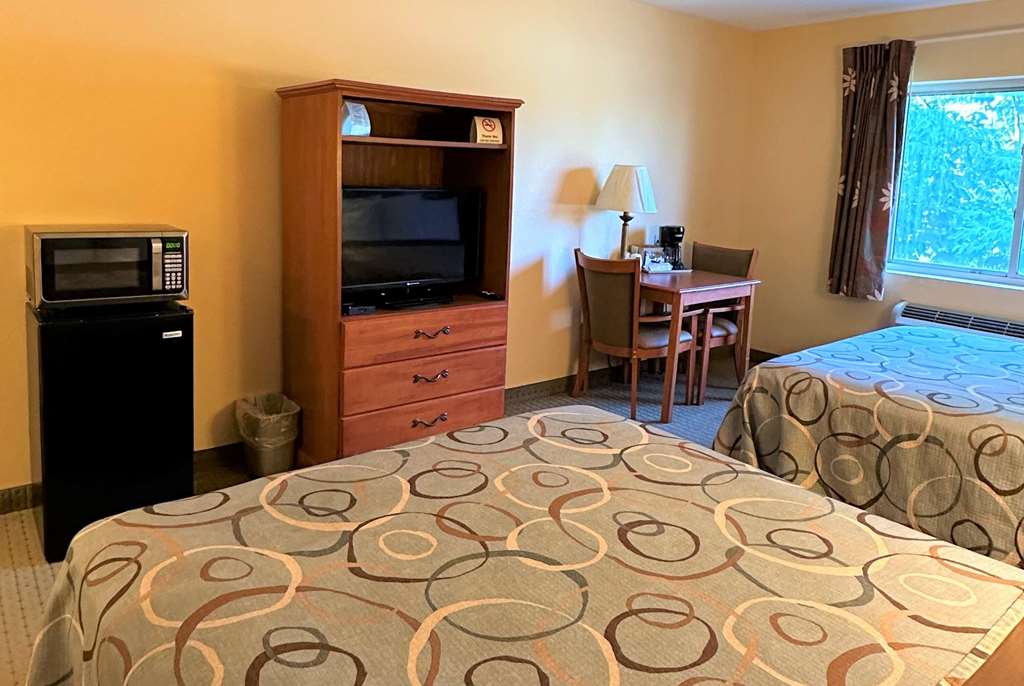 Super 8 by Wyndham Topeka at Forbes Landing - photo 18