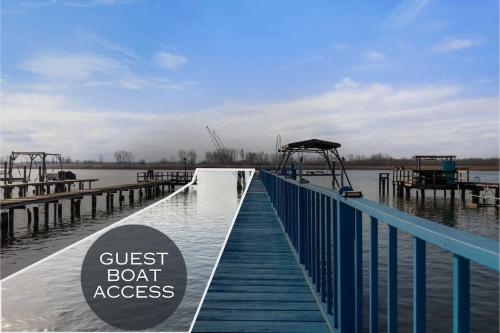 Lakeside Bliss 2BR 1BA with All Modern Comforts — 4-Star Luxury Hotel in Algonac, United States