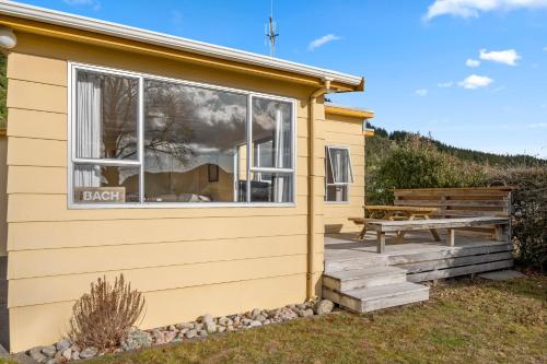 Lakeside Escape Motuoapa Holiday Home — 4-Star Luxury Hotel in Turangi, New Zealand
