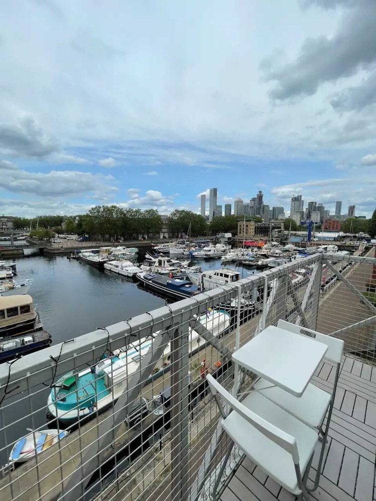2BD Flat With Views of Canary Wharf Rotherhithe — 4-Star Luxury Hotel in London, United Kingdom
