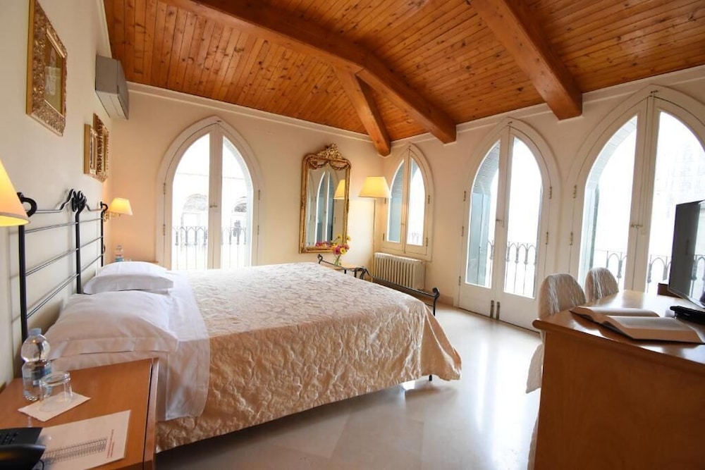 Palazzo Sottile Meninni Classic Rooms Experience — 4-Star Luxury Hotel in Gravina In Puglia, Italy