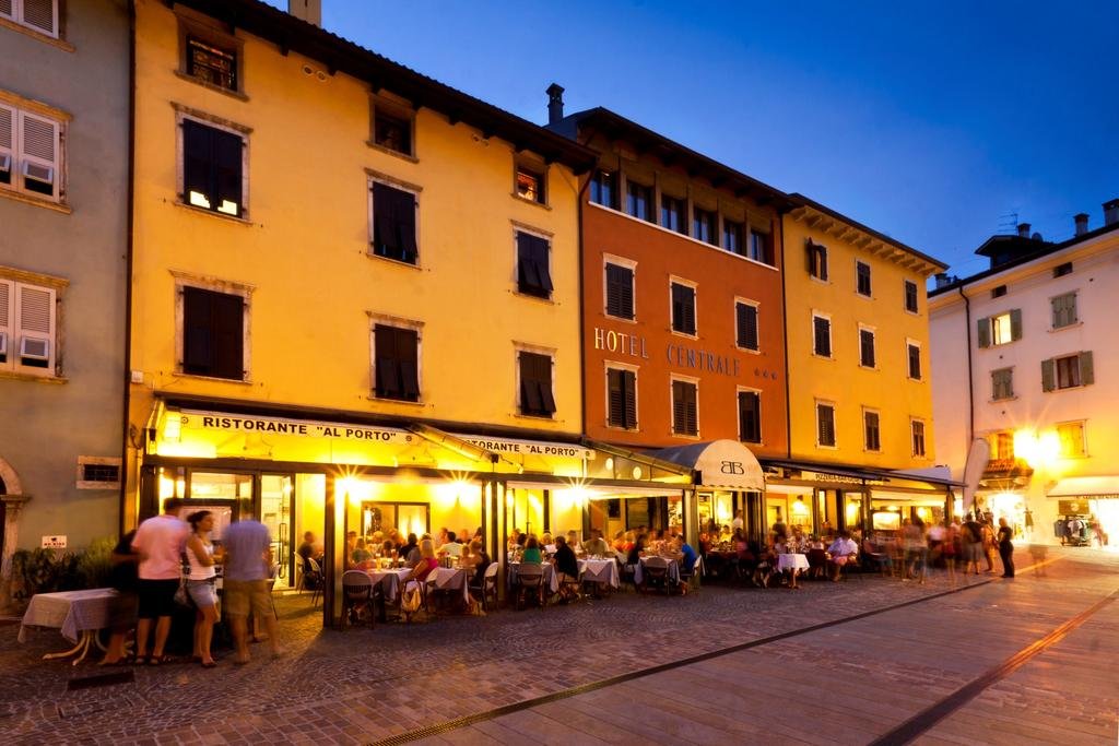 Hotel Centrale — hotel in Torbole Sul Garda