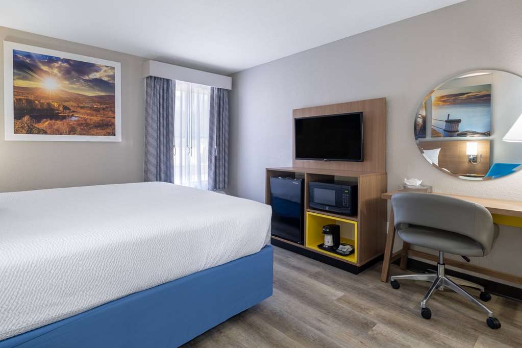 Days Inn & Suites by Wyndham Commerce - photo 25