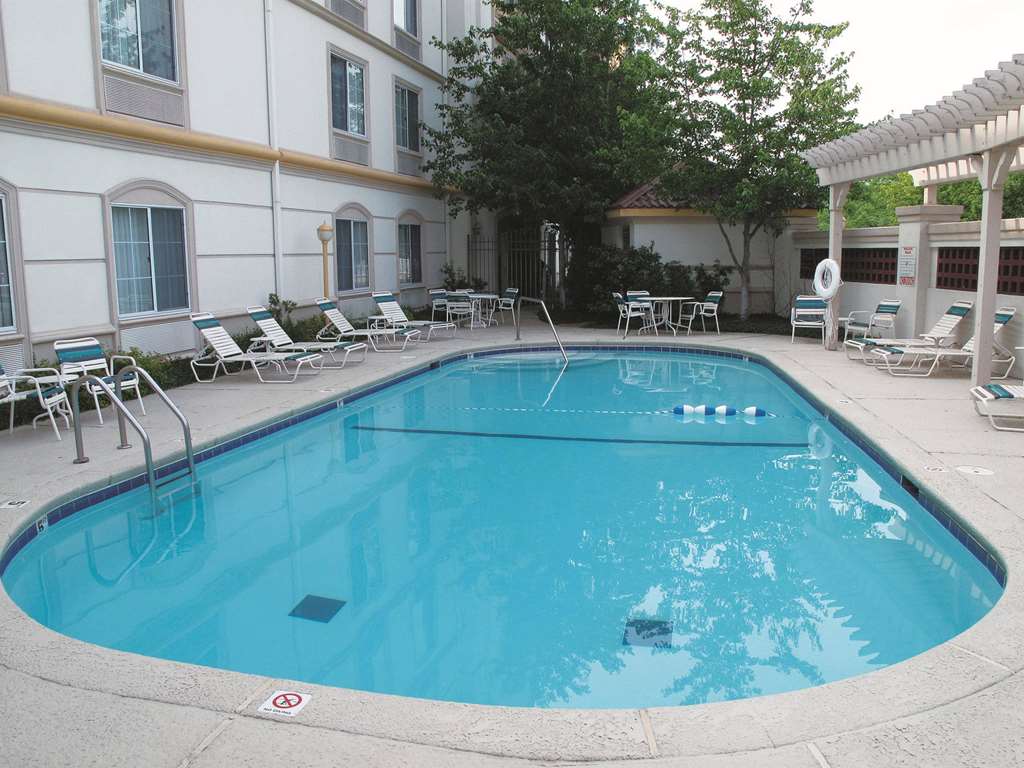 La Quinta Inn & Suites by Wyndham St. Louis Westport - photo 9