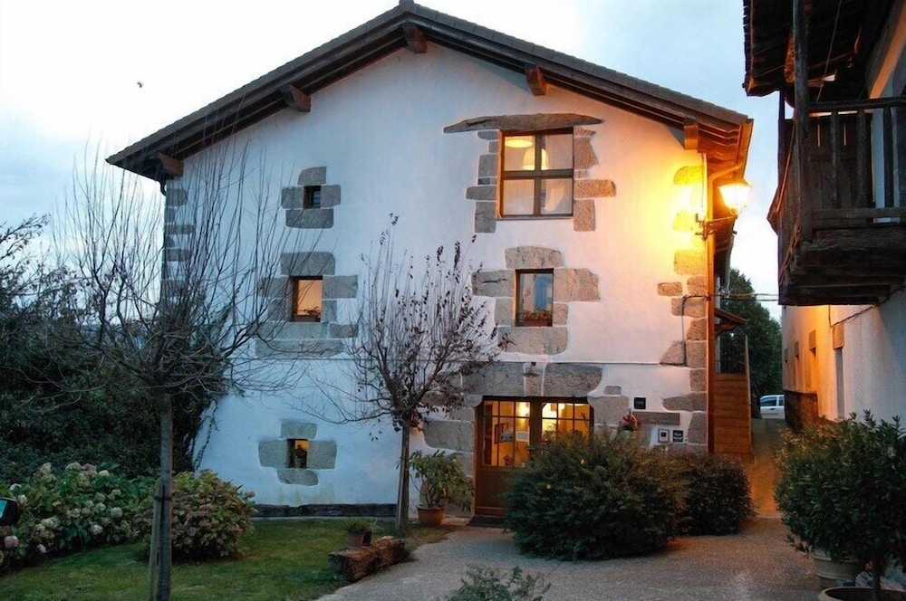 Azpikoetxea - last minute hotel in Echarri