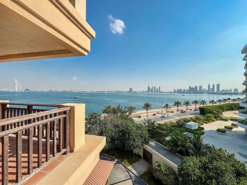 Oceanfront 2BR Apartment with Perfect Views — 4-Star Luxury Hotel in Dubai, United Arab Emirates